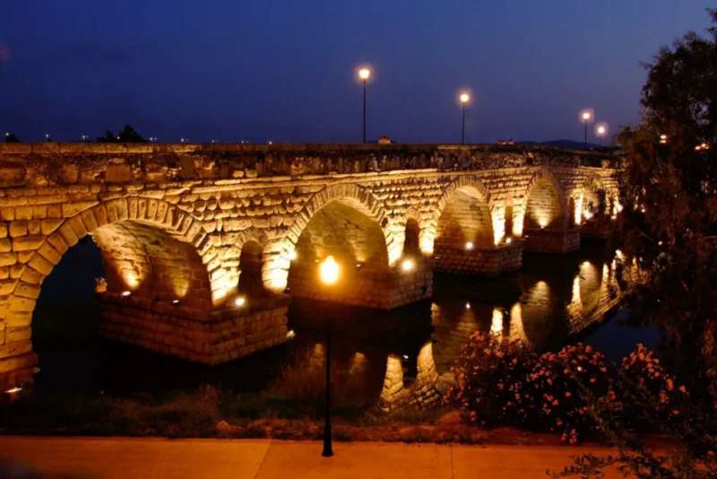 puente romano merida iluminado de noche